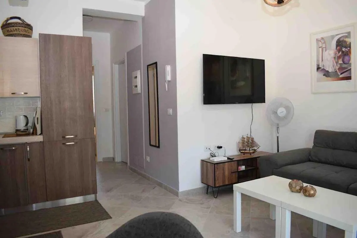 Apartment By The Sea 0*, Hamallaj